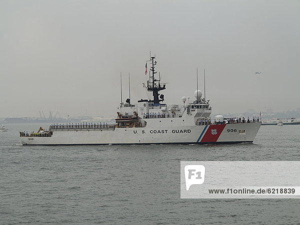 US Coastguard Schiff auf dem Hudson River  New York City  USA  Nordamerika  Amerika