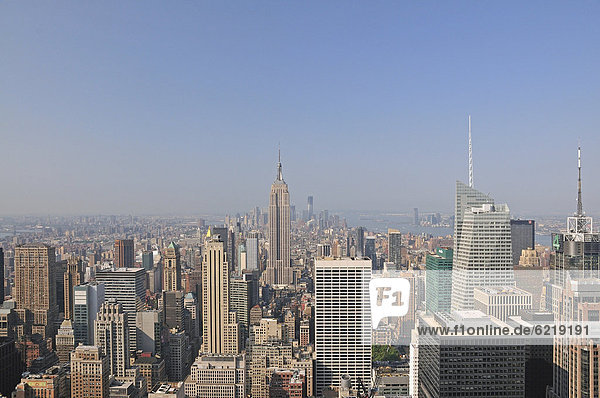 Aussicht von der Aussichtsplattform Top of the Rock im Rockefeller Center auf das Empire State Building und Downtown Manhattan New York City USA Nordamerika Amerika
