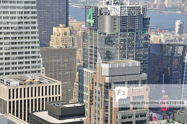 Vereinigte Staaten von Amerika USA Felsbrocken New York City 4 aufspüren Gebäude hoch oben Quadrat Quadrate quadratisch quadratisches quadratischer Zeit Nordamerika Ansicht Terrasse Innenstadt Manhattan Rockefeller Center