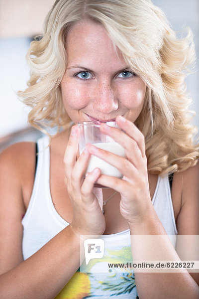 Junge Frau mit einem Glas Milch