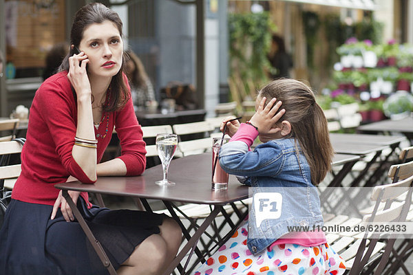 Frau mit ihrer Tochter im Café