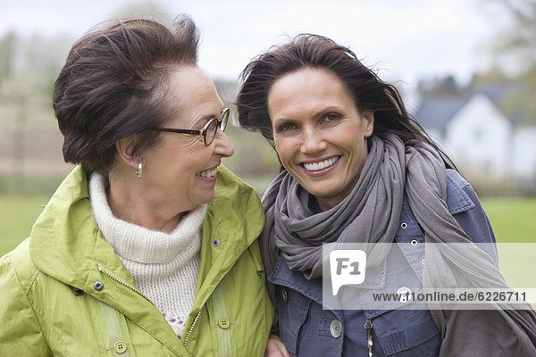 Zwei Frauen  die im Park lachen.