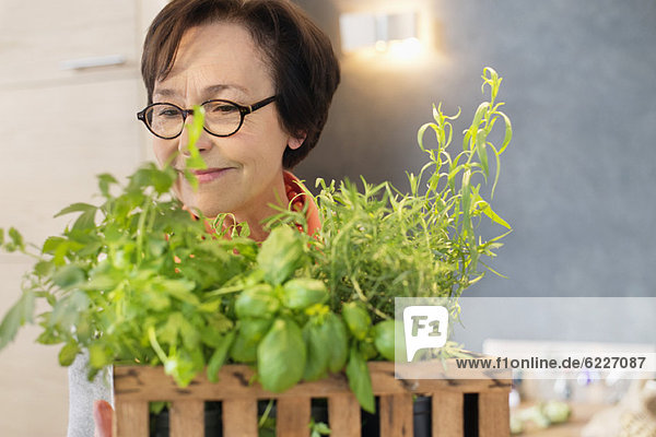Frau riecht Pflanzen