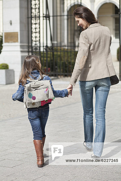 Mädchen mit ihrer Mutter auf dem Weg zur Schule