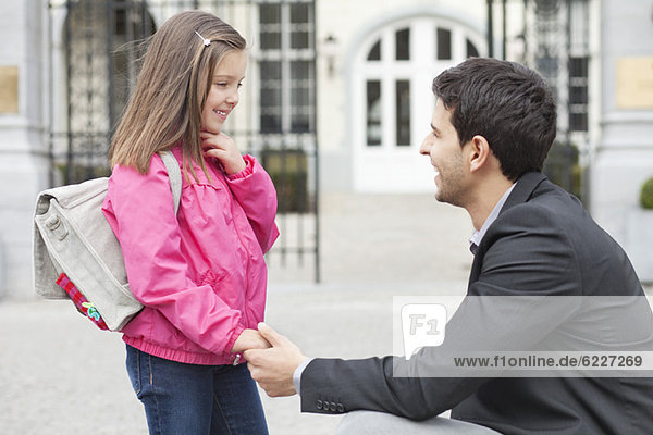 Mann im Gespräch mit seiner Tochter