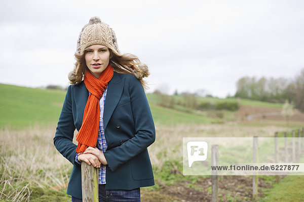 Porträt einer Frau auf einem Feld stehend