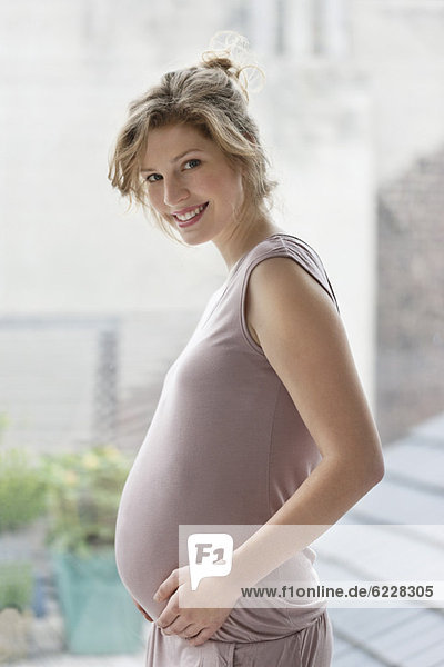 Schwangere Frau lächelt