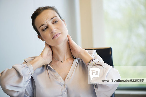 Nahaufnahme einer Geschäftsfrau mit Nackenschmerzen