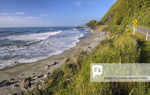 Strand neben der Küstenstraße  Hokitika  Südinsel  Neuseeland  Ozeanien