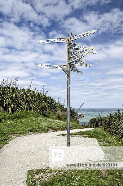 'Wegweiser am ''Far-Away-Point''  Tauranga Bay  Cape Foulwind  Südinsel  Neuseeland  Ozeanien'
