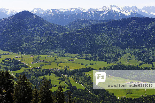 Blick vom Hirschkopfhörnl auf Jachenau  Tölzer Land  Isarwinkel  Oberbayern  Bayern  Deutschland  Europa  ÖffentlicherGrund