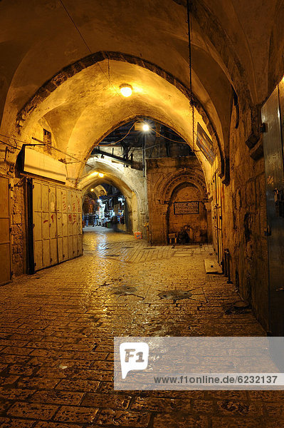 Menschenleere Basargasse am Abend  Arabisches Viertel  Altstadt  Jerusalem  Israel  Vorderasien  Naher Osten