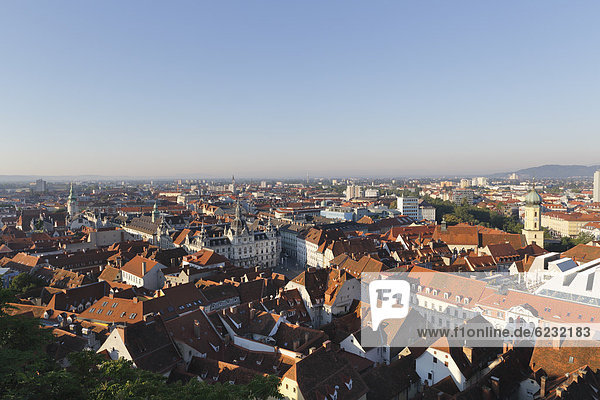 Blick vom Schlossberg über Hauptplatz mit Rathaus  Graz  Steiermark  Österreich  Europa  ÖffentlicherGrund
