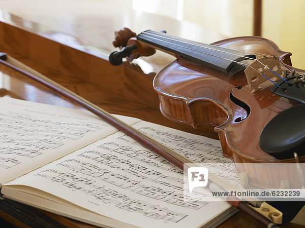 Stillleben mit Violine und Notenheft