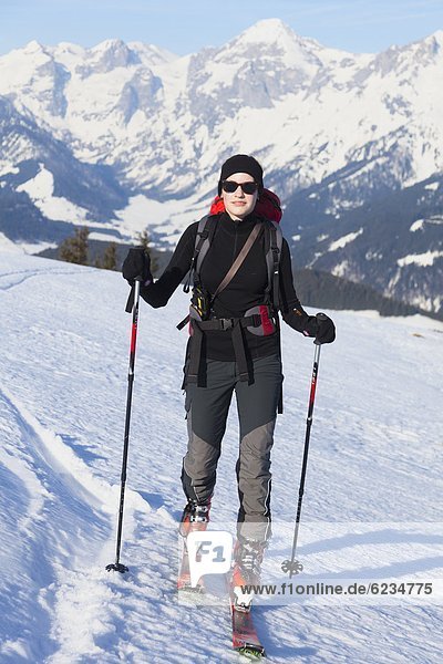 Junge Frau auf Schitour am Gosaukamm Tennengau Österreich