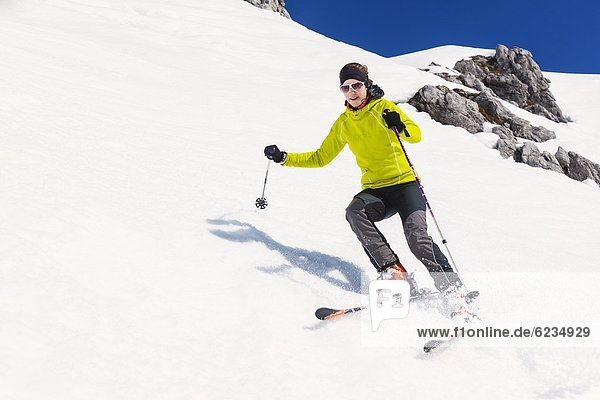 Frau fährt Ski am Hochkönig Berchtesgadener Alpen