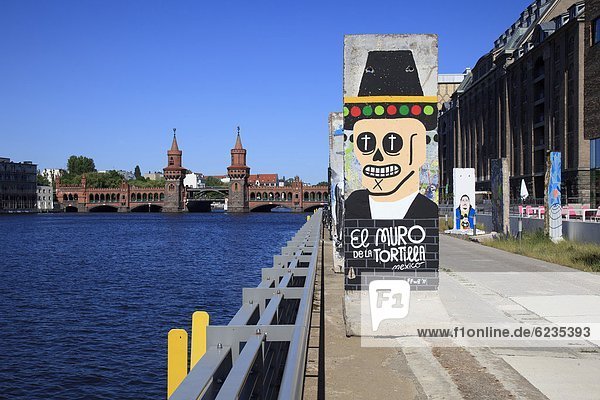 Reste der Berliner Mauer am Spreeufer  Deutschland