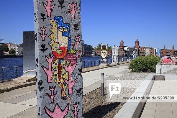 Reste der Berliner Mauer am Spreeufer  Deutschland