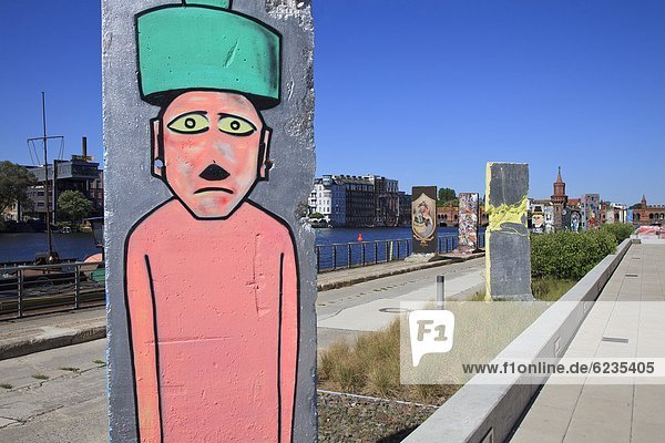 Reste der Berliner Mauer am Spreeufer  Deutschland