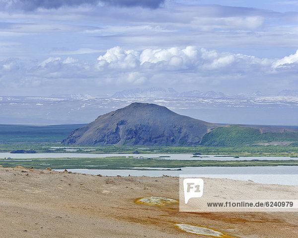 Blick vom N·mafjall über den M_vatn zum Vindbelgjarfjall  Myvatn  Island  Europa