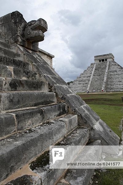 pyramidenförmig  Pyramide  Pyramiden  Chichen Itza  Chichen-Itza  Plattform  Hintergrund  Nordamerika  Mexiko  UNESCO-Welterbe  Pyramide  Yucatan
