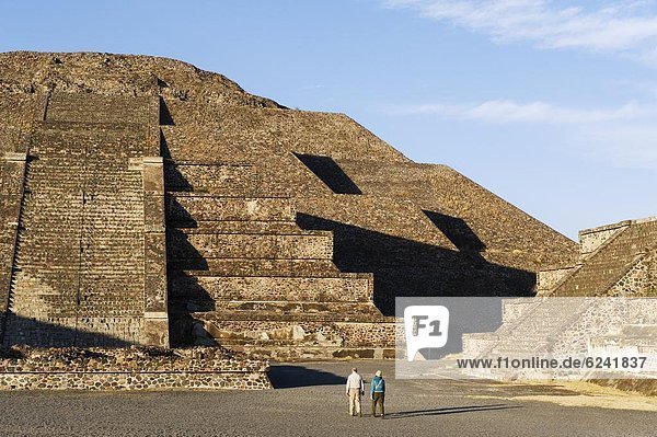 pyramidenförmig  Pyramide  Pyramiden  Tourist  Nordamerika  Mond  Mexiko  UNESCO-Welterbe  Pyramide  Teotihuacan