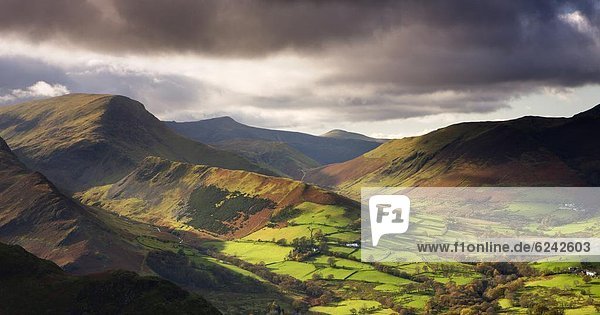 Europa Sonnenstrahl Großbritannien spät grün Überfluss Tal Herbst beleuchtet Nachmittag Cumbria England