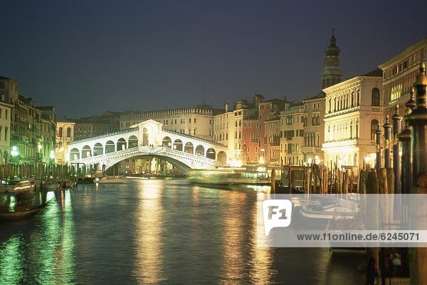 Europa Ehrfurcht Brücke Rialtobrücke UNESCO-Welterbe Venetien Abenddämmerung Italien