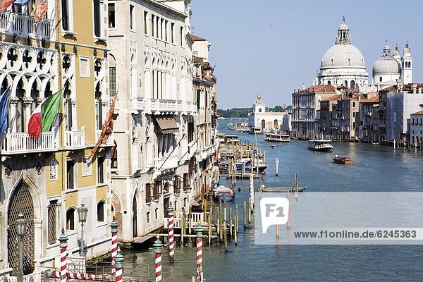 Europa  Ehrfurcht  Kirche  zuprosten  anstoßen  UNESCO-Welterbe  Venetien  Italien  Venedig