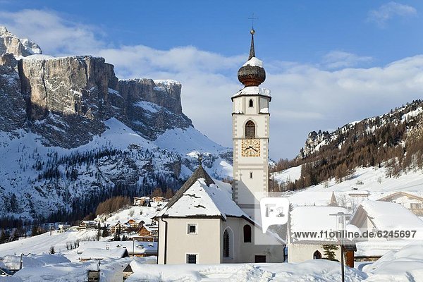 Sellamassiv  Sella  Europa  Berg  Winter  unterhalb  Kirche  Dorf  Dolomiten  Gebirgskamm  Trentino Südtirol  Italien  Bergmassiv  Schnee