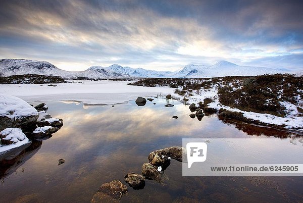 Europa  Winter  Großbritannien  Hügel  schwarz  Highlands  Ansicht  Berg  Abenddämmerung  Schottland