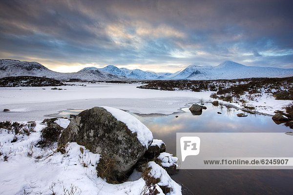 Europa  Winter  Großbritannien  Hügel  schwarz  Highlands  Ansicht  Berg  Abenddämmerung  Schottland
