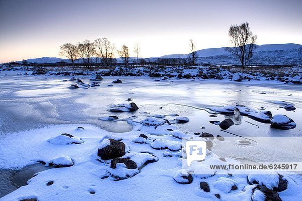 Europa  Schnee  bedecken  Großbritannien  Morgendämmerung  Highlands  Ansicht  See  gefroren  Moor  Schottland