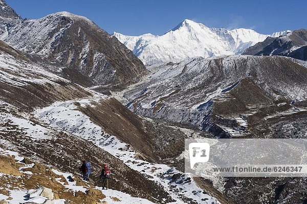 Hikers trekking near Machherma  Solu Khumbu Everest Region  Sagarmatha 0tio0l Park  Himalayas  Nepal  Asia