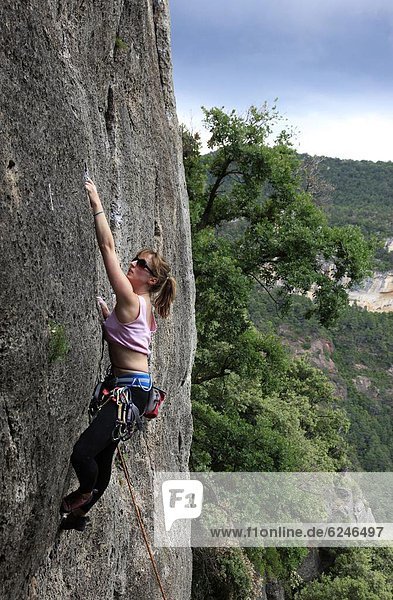 nahe  Europa  Frau  Steilküste  Dorf  Katalonien  klettern  Kalkstein  Spanien