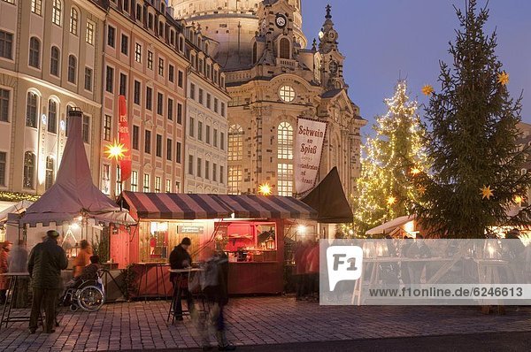 Messestand  Europa  Baum  Kirche  frontal  Weihnachten  Dresden  Deutschland  Markt  Sachsen  Dämmerung