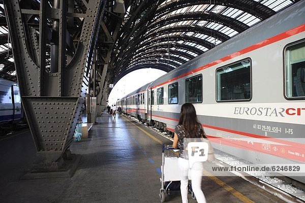 Bahnhof  Mailand  Lombardei  Italien  Europa