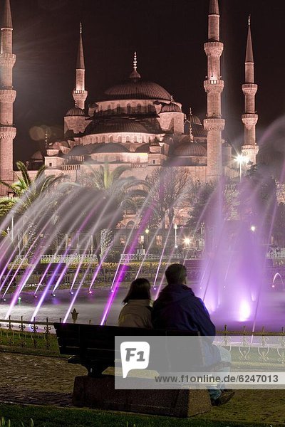 Coloured fountains at night in Sultan Ahmet Park  a favourite gathering place for locals and tourists  looking towards the Blue Mosque  Istanbul  Turkey  Europe