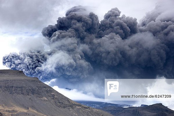 Vulkanausbruch Ausbruch Eruption Wasserwelle Welle rauchen rauchend raucht qualm qualmend qualmt Asche Island