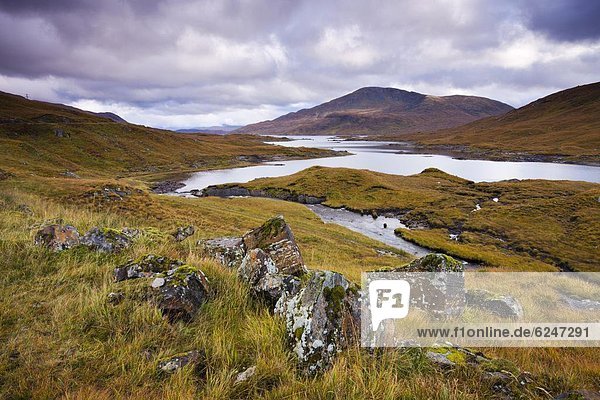 nebeneinander  neben  Seite an Seite  Europa  Berg  Großbritannien  Herbst  Highlands  See  Schottland