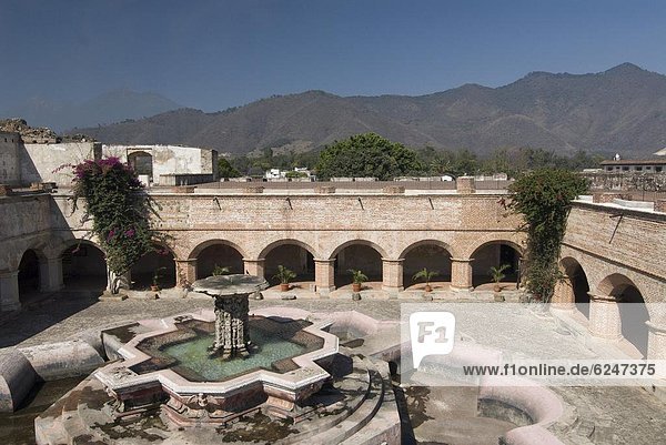 Frauenkloster Kreuzgang Kirche Garten Mittelamerika Vernichtung UNESCO-Welterbe Guatemala Merced