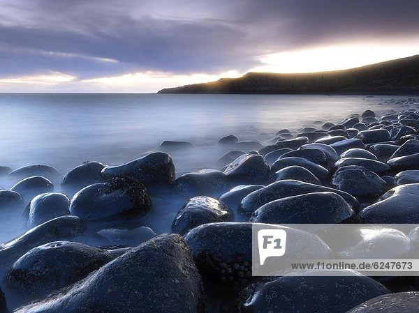 Felsbrocken  Europa  Strand  Großbritannien  Morgendämmerung  Basalt  Bucht  England  Northumberland