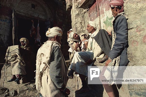 Men gossiping in the souk  Jibla  Yemen  Middle East