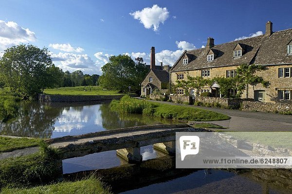 River Eye flowing through the pretty village of Lower Slaughter  the Cotswolds  Gloucestershire  England  United Kingdom  Europe