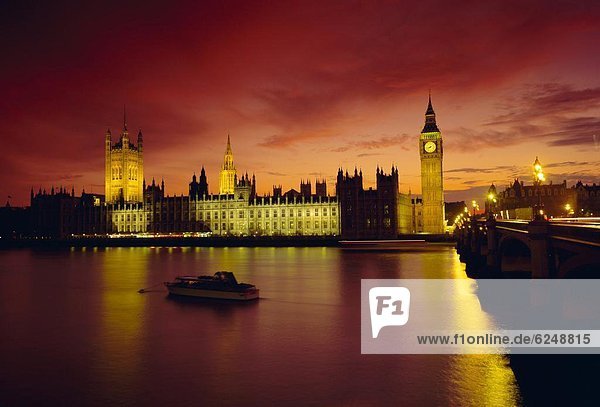 Die Themse und Häuser des Parlaments in der Nacht  London  England  Großbritannien