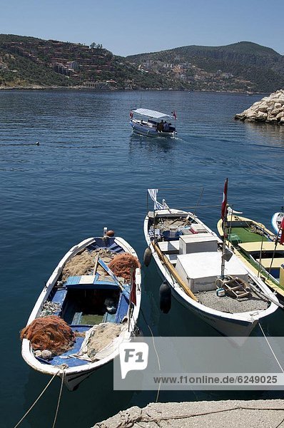 Hafen von Kalkan  einem beliebten Urlaubsort  Provinz Antalya  Türkei  Kleinasien  Eurasien