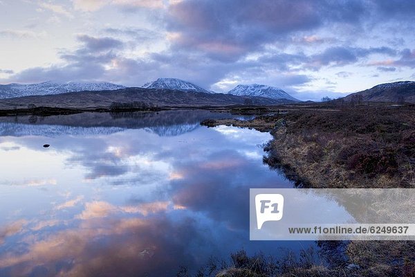 entfernt Europa Berg Großbritannien Himmel Spiegelung Morgendämmerung Highlands Ansicht See bedecken Distanz Schottland Schnee