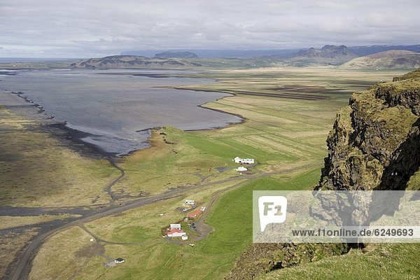 entfernt  zeigen  Berg  Einsamkeit  Küste  Bauernhof  Hof  Höfe  Ansicht  Island  Distanz