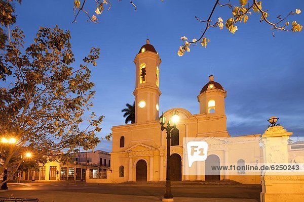 zeigen Nacht Kathedrale Stadtplatz Westindische Inseln Mittelamerika Ansicht UNESCO-Welterbe Cienfuegos Kuba