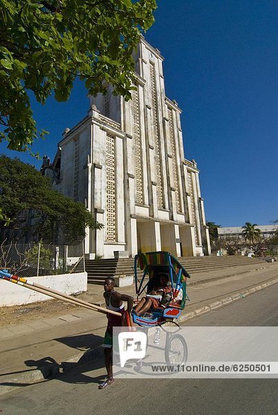 Mann  Kirche  frontal  Afrika  Madagaskar  Mahajanga  modern  Rikscha